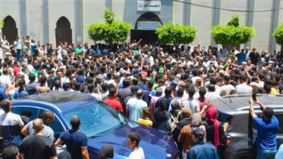 بعد 3 ساعات جدل، خروج جثمان الفنان أحمد عامر من مسجد الحريري بسمنود (صور)