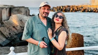 على الحجار يحتفل بعيد زواجه الـ23 