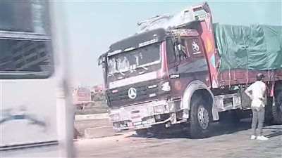 تصادم بين سيارة نقل وميكروباص على الطريق الإقليمي بالصف (صور)