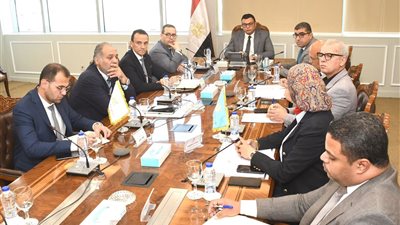 وزير الإسكان يتابع الموقف التنفيذي لمشروعات السويس الجديدة
