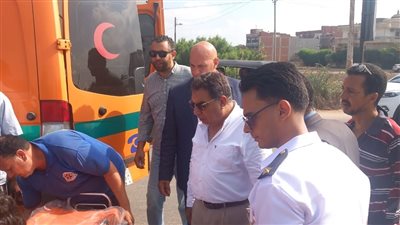 محافظ الدقهلية يتوقف أثناء جولته لإنقاذ مصابي حادث سير ببلقاس (صور) 