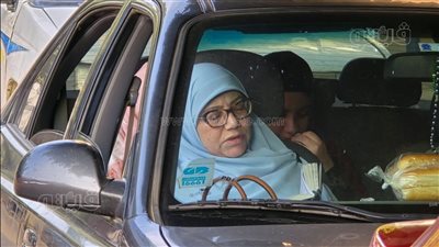 بقراءة القرآن، سيدة تدعم ابنتها قبل دخولها لجنة امتحانات الثانوية العامة (صور)