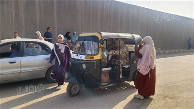 الموتوسيكل والتوك توك وسيلة نقل طلاب الثانوية العامة بالدقهلية إلى لجان الامتحانات (صور)