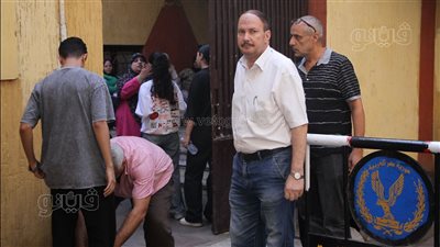 تفتيش أحذية طلاب الثانوية العامة قبل دخول لجان امتحاني الكيمياء والجغرافيا (فيديو) 