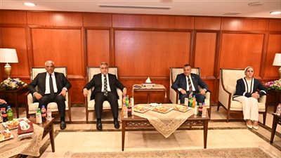 وفد محلية النواب يبدأ جولته بجنوب سيناء بتفقد طريق السلام رفقة المحافظ