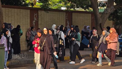 بدء توافد طلاب الثانوية العامة لأداء امتحان مادتي الكيمياء والجغرافيا (صور)