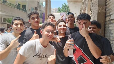 طلاب الثانوية العامة بالشرقية: امتحانا الكيمياء والجغرافيا في المتناول (فيديو وصور)