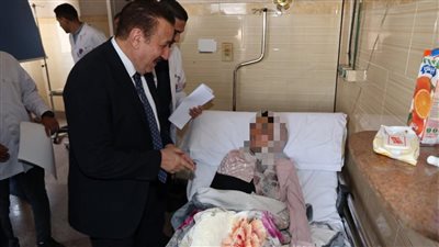 محافظ المنوفية يطمئن على حالة مصابي حادث الإقليمي بمستشفى الجراحات المتخصصة (صور)