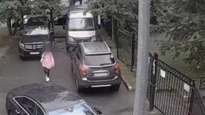 شاهد لحظة ضبط فتاة أثناء زرعها جهازًا لتفجير سيارة عسكري بالدفاع الروسية 