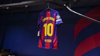قميص برشلونة الجديد يتصدر الصحف الإسبانية ولغز بسبب رقم 10 (صور)