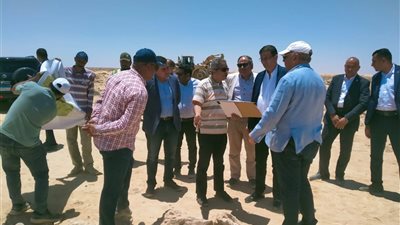وزير الزراعة يتفقد أعمال حصر وتصنيف الأراضي الصحراوية بمحور 