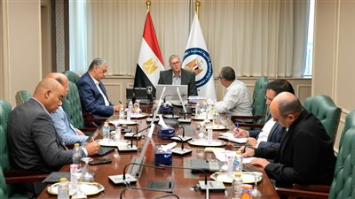 وزير البترول يتابع جهود البحث عن المفقودين بحادث البارج البحري 