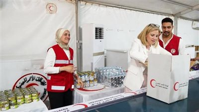 وزيرة خارجية النمسا تزور الهلال الأحمر وتشارك في تجهيز المساعدات الغذائية إلى غزة (صور)