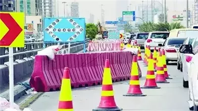 تحويل مروري لتنظيم حركة المركبات بطريق الواحات بعد انقلاب سيارة ربع نقل