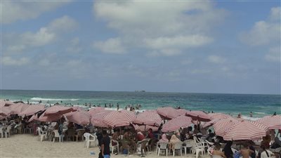 رغم رفع الرايات الصفراء، إقبال كبير على شواطئ الإسكندرية فى العطلة الصيفية (صور)
