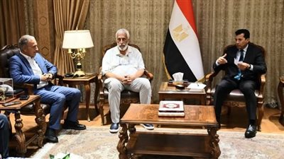 وزير الرياضة يلتقي عددا من المستثمرين المصريين لبحث الشراكة الوطنية