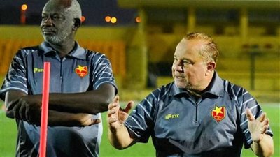 شوقي غريب يقود المريخ السوداني لصدارة الدوري ويضمن مقعدا في دوري الأبطال