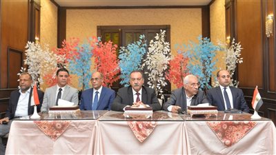 رئيس وأعضاء مجلس إدارة نادي أسيوط الرياضي يقدمون استقالاتهم أمام المحافظ (صور) 