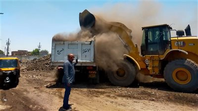رفع 125 طن مخلفات من طريق الشيخ أحمد بقرية بني مر بأسيوط