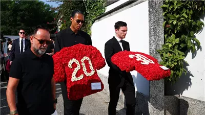 توافد نجوم ليفربول لتشييع جنازة جوتا (صور)