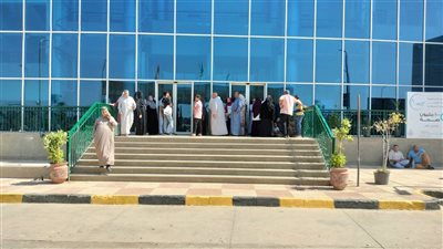 لحظة خروج أول جثمان لضحايا حادث الطريق الإقليمى بالمنوفية (فيديو)