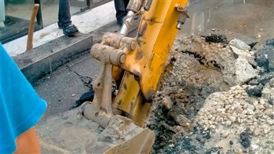  إصلاح كسر في خط مياه 6 بوصة بمنطقة فلل الجامعة بالزقازيق