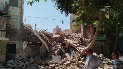 الصور الأولى لحادث انهيار عقارين وسقوط أجزاء من ثالث بمصر القديمة 