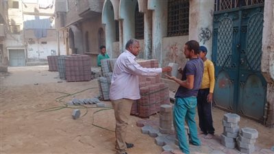 رئيس مدينة قوص بقنا يتابع أعمال تركيب الإنترلوك بمنطقة النوافلة (صور)