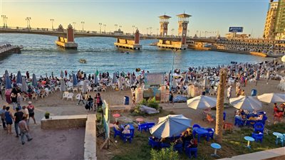 بدء تنفيذ قرار منع نزول المصطافين بعد المواعيد الرسمية للسباحة