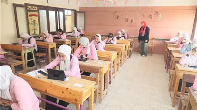 انتظام طلاب الثانوية العامة في لجان امتحان الرياضيات البحتة بالوادي الجديد 