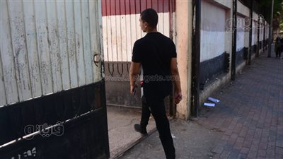 بعد غلق الأبواب، تأخر عدد من طلاب الثانوية العامة على لجان الامتحانات (فيديو) 