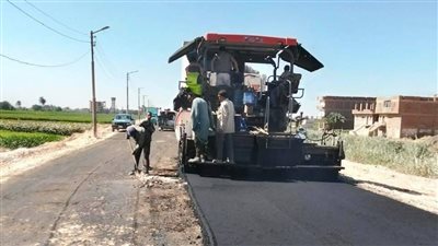 استمرار أعمال رصف طريق 