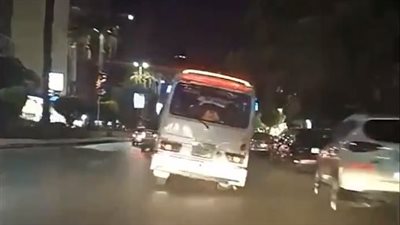 مقطع صادم، سائق ميكروباص يثير الرعب في الجيزة، ومطالبات للداخلية بمعاقبته (فيديو)