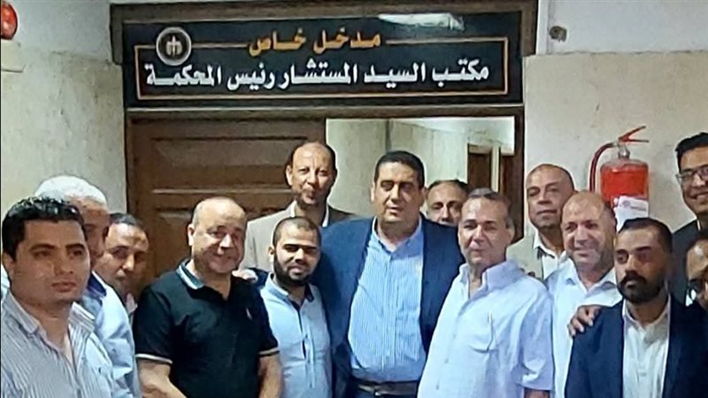 من أمام مكتب رئيس