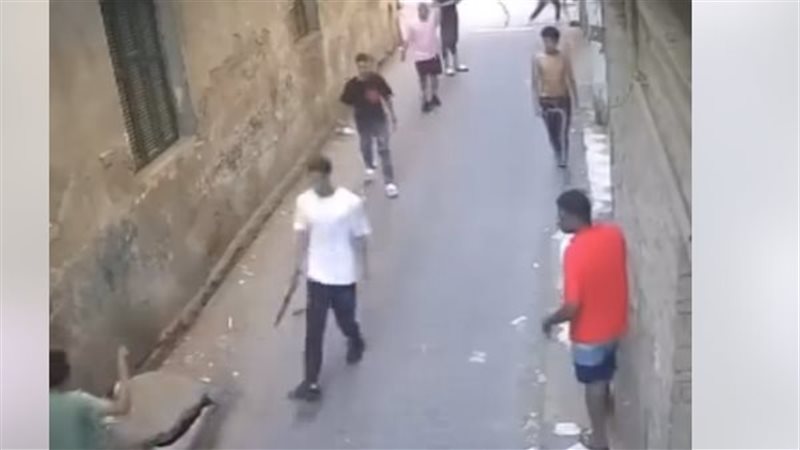اعتداء مصور لشخصين