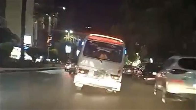 سائق ميكروباص يثير