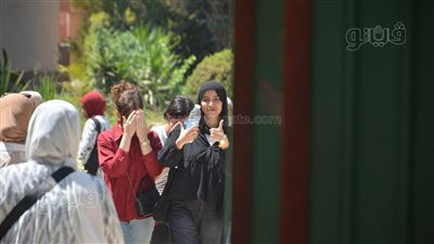 فرحة طلاب الثانوية العامة بسهولة امتحان الرياضيات البحتة (صور)