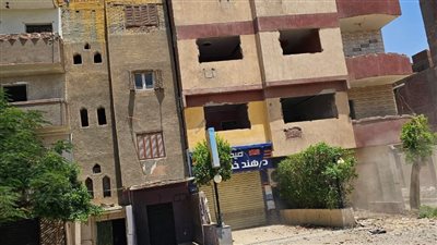قبل انهياره، إزالة عقار مائل بشارع مصر حلوان الزراعي (صور)