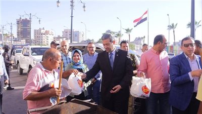 محافظ دمياط يكرم عمال النظافة ويوزع الشنط الغذائية وأدوات العمل (صور)