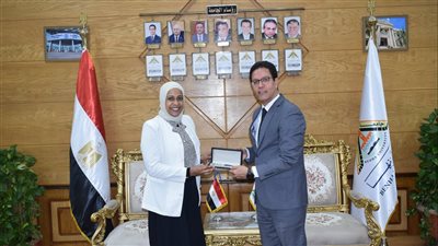رئيس جامعة بنها يستقبل فريق مركز الخدمات الإلكترونية بـ الأعلى للجامعات