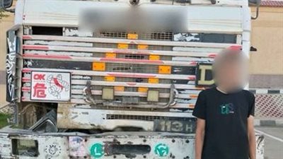 القبض على سائق نقل تناثرت حمولة سيارته على الطريق الدائري بالقاهرة