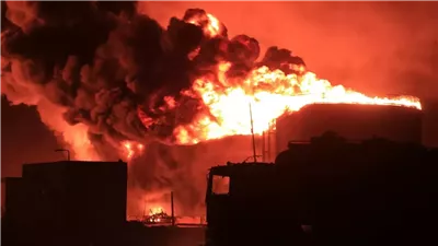 أول فيديو للغارات الإسرائيلية التي استهدفت ميناء الحديدة في اليمن