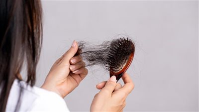  أسباب تساقط الشعر وطرق علاجها بالمنزل