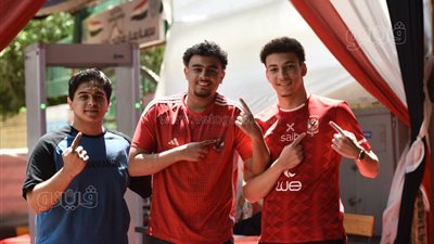 طالبان بالثانوية العامة يحتفلان بعد انتهاء امتحان الرياضيات بتيشيرت الأهلي (فيديو وصور)