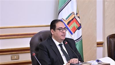 رئيس جامعة القاهرة يترأس اجتماع لجنة المنشآت لمتابعة تنفيذ المشروعات الجاري تنفيذها