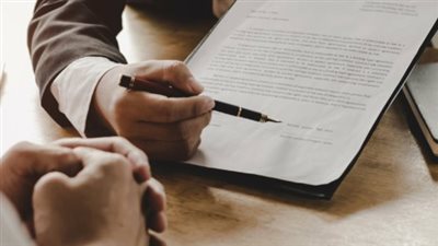 كيف يكفل القانون حقوق الموظف المفصول من وظيفته؟ 