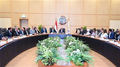 وزير الصناعة يستعرض التعديلات الجديدة في البرنامج الوطني لتنمية صناعة السيارات