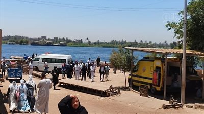 مدير أمن قنا يتفقد موقع حادث سقوط سيارة بمعدية دشنا في النيل (صور)