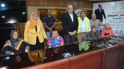 محافظ الغربية يُسلم أجهزة تعويضية وكراسي متحركة لـ13 مواطنًا 