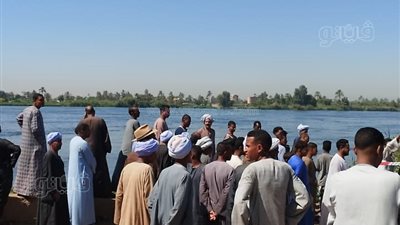 الأهالى ينتظرون انتشال جثمانى المفقودين بحادث معدية قنا (صور)